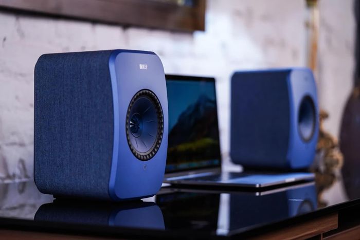 Một chiếc loa Bluetooth nhỏ đặt cố định tại góc reset có thể phát nhạc, âm thanh thư giãn