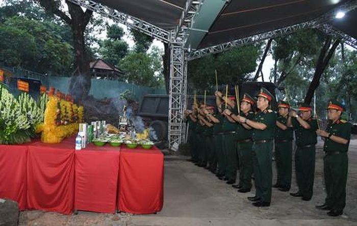 Đảng ủy - Bộ Tư lệnh Quân khu 7 dâng hương tri ân liệt sĩ tại Công viên Lê Thị Riêng