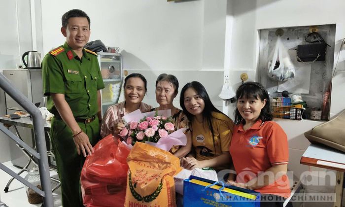 Đại diện Công an phường và chị Thùy Vân đến nhà cảm ơn, tặng qùa bà Mùi