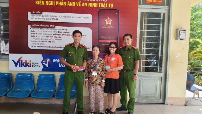 Bà Mùi liên hệ với Công an phường Hiệp Bình để nhờ tìm người đánh mất và trao trả lại số tài sản