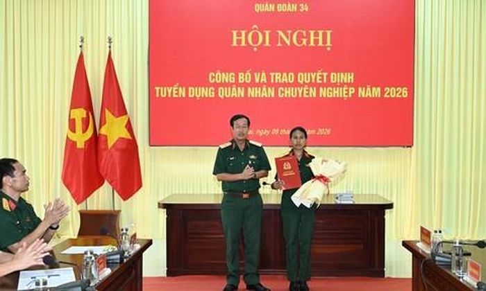 Quân đoàn 34 trao quyết định tuyển dụng cho chị Rmah H'Thiệp.