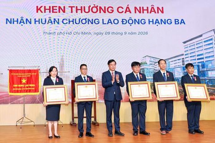 Đồng chí Lê Quốc Phong trao Huân chương Lao động Hạng Ba cho các cá nhân có thành tích xuất sắc ( Ảnh: Hoàng Hùng)