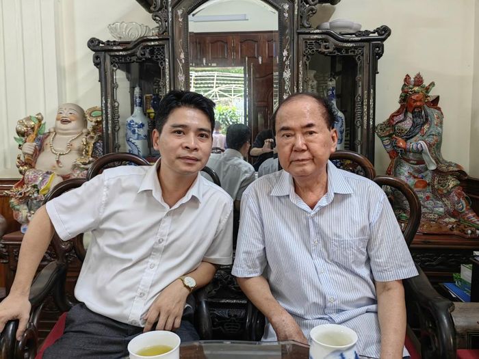 Bức ảnh kỉ niệm cuộc trò chuyện giữa phóng viên với ông Nguyễn Anh Bé, nguyên chính trị viên Đại đội trinh sát K21, trung đoàn 2, sư đoàn 4, Quân khu 9.