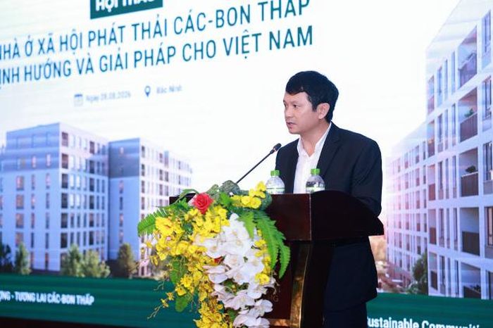 TS. Nguyễn Hồng Hải, Viện trưởng Viện Khoa học Công nghệ Xây dựng - Bộ Xây dựng, trình bày định hướng phát triển nhà ở xã hội phát thải các-bon thấp.