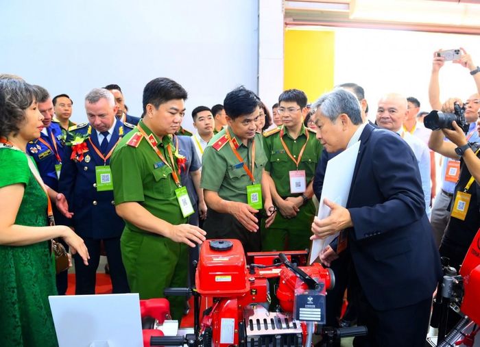 Các đại biểu thăm quan gian trưng bày sản phẩm. Ảnh: Phan Anh