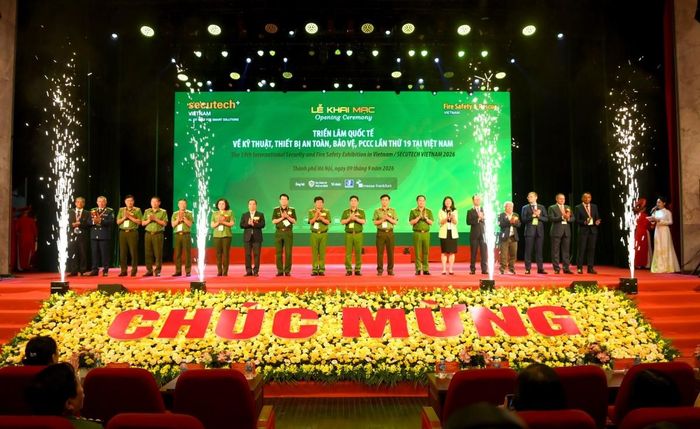 Các đại biểu thực hiện nghi thức cắt băng khai mạc Triển lãm. Ảnh: Phan Anh