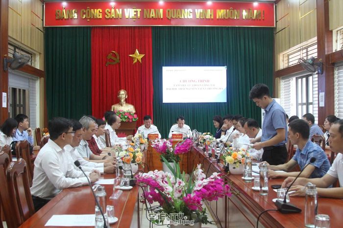 Các đại biểu tham dự buổi làm việc.