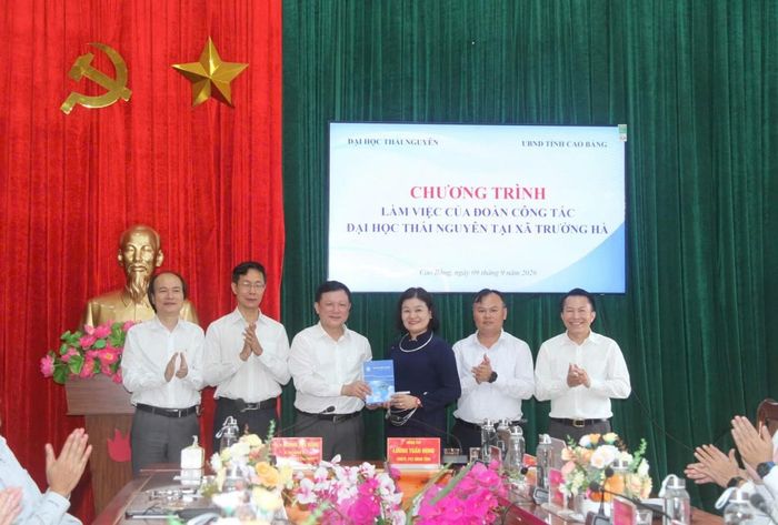 Đại học Thái Nguyên trao quà an sinh xã hội tặng xã Trường Hà.