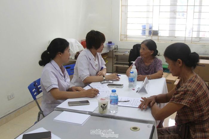 Bệnh viện Trường Đại học Y - Dược, Đại học Thái Nguyên phối hợp với Trạm Y tế xã Trường Hà tổ chức khám, tư vấn sức khỏe miễn phí cho người dân trên địa bàn xã Trường Hà.