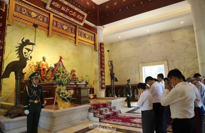Đoàn đến dâng hương tại Đền thờ Chủ tịch Hồ Chí Minh thuộc Khu di tích Quốc gia đặc biệt Pác Bó.