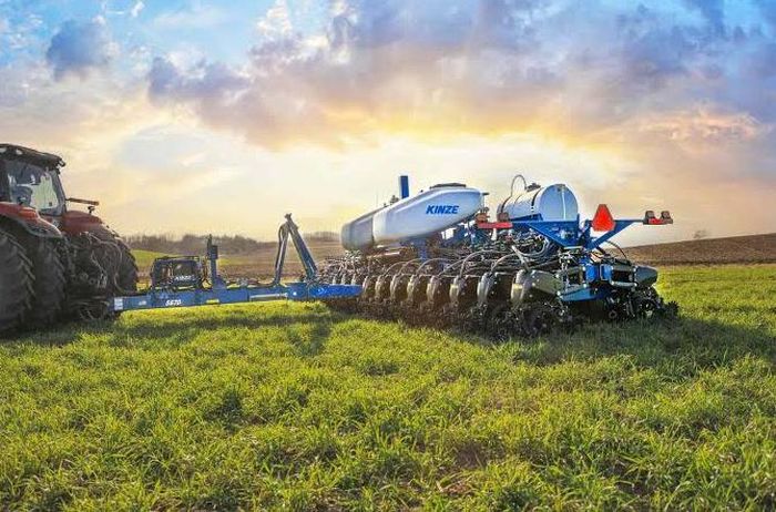 hãng cũng giới thiệu bản nâng cấp của dòng máy kéo MF 9S với hệ thống quản lý thiết bị kéo theo và tính năng tự động hóa đầu bờ, cùng dòng MF 5S trang bị hộp số biến thiên liên tục thế hệ mới