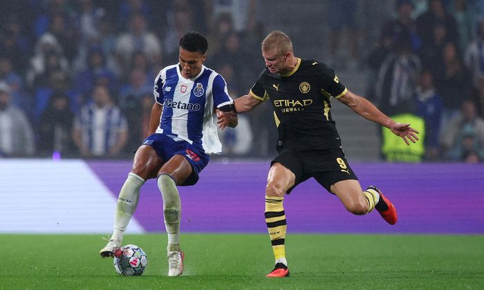 Haaland (áo đen) ghi 2 bàn giúp Man City thắng Porto 2-0. (Ảnh: Reuters)