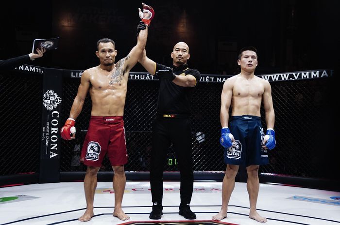 Trần Quang Lộc đánh bại đối thủ bằng knock-out