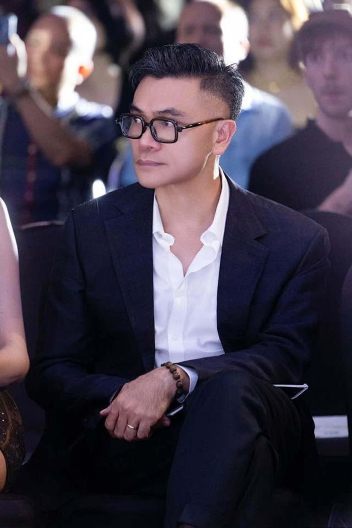 Vũ Việt Hà cho rằng áo dài có thể được làm mới, nhưng người thiết kế cần có nền tảng kiến thức về văn hóa, chất liệu và truyền thống trước khi sáng tạo.