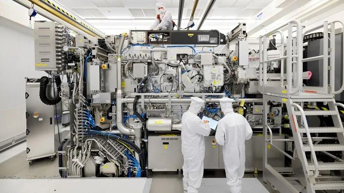 Kỹ sư ASML lắp ráp thiết bị bán dẫn trong phòng sạch tại khu công nghiệp mới. (Ảnh: ASML)