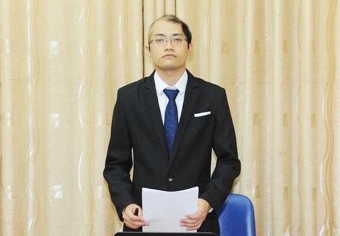 Bác sĩ Chương bảo vệ luận văn bác sĩ nội trú với mái tóc bị rụng mất một nửa. (Ảnh: Tú Lê)