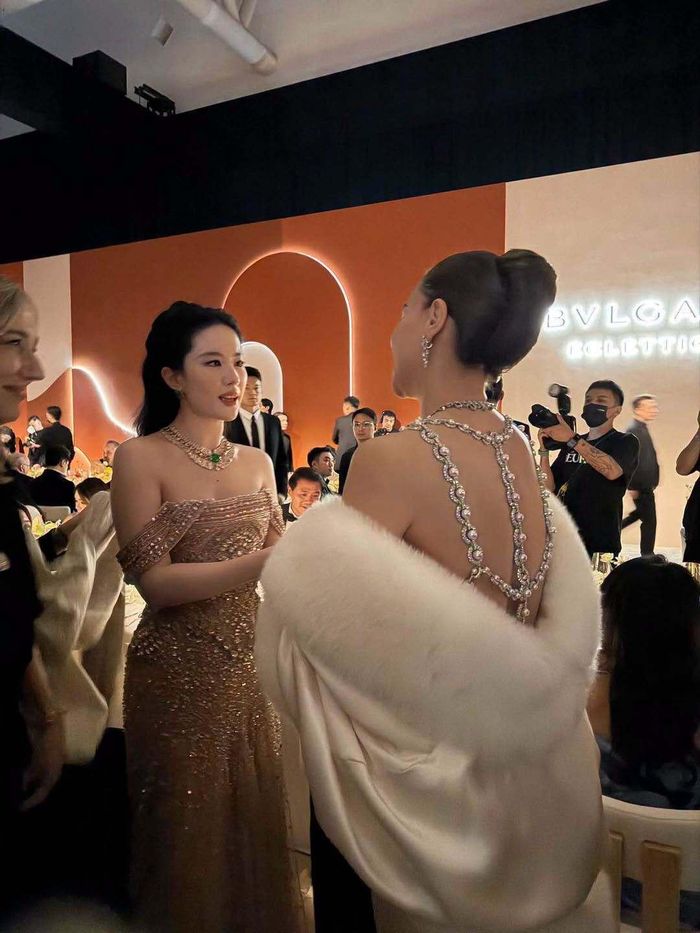Lưu Diệc Phi tương tác với Hồ Ngọc Hà ở sự kiện.
