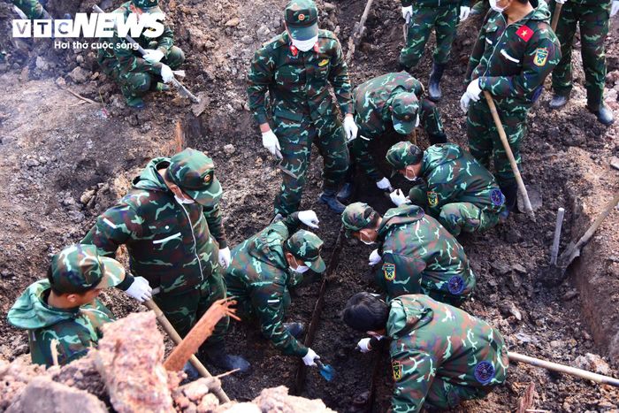 Công tác tìm kiếm hài cốt liệt sĩ tại Công viên Lê Thị Riêng. (Ảnh: Bộ Tư lệnh TP.HCM)