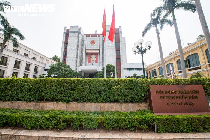 Ở phía Đông, phương án nghiên cứu tổ chức hệ thống quảng trường, công viên liên kết khu vực trụ sở UBND TP Hà Nội, vườn hoa Lý Thái Tổ, Bưu điện Hà Nội và tháp Hòa Phong.