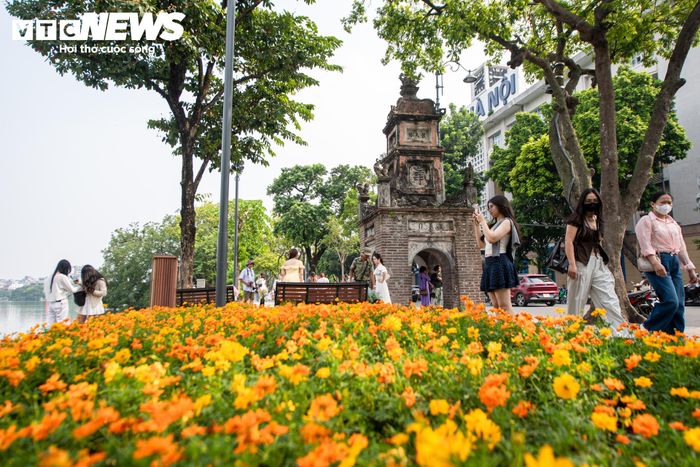 Tháp Hòa Phong ở bờ Đông Nam hồ Hoàn Kiếm là dấu tích còn lại của tổng thể kiến trúc chùa Báo Ân. Đây cũng là một trong những điểm kiến trúc lịch sử được đặt trong tổng thể nghiên cứu chỉnh trang khu vực.