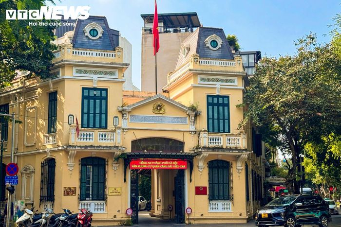 Ở khu vực phía Tây hồ, phương án nghiên cứu nối dài phố Nhà Thờ ra phía hồ Hoàn Kiếm, kết nối với phố Lê Thái Tổ để tạo không gian mở và phố đi bộ. Khu vực trụ sở Báo và Nhà in Báo Hà Nội Mới, trụ sở Cơ quan Cảnh sát điều tra TP tại số 2 Tràng Thi và các khu đất lân cận cũng được nghiên cứu tái cấu trúc, trong đó có đề xuất bố trí khách sạn cao cấp.