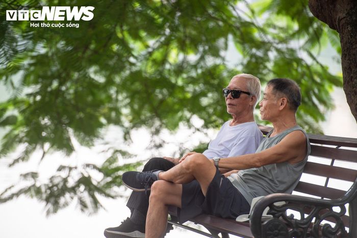 Ông Nguyễn Quang, người sinh sống nhiều năm tại Hà Nội, cho biết ông thường dành thời gian mỗi sáng đi tập thể dục xung quanh hồ Hoàn Kiếm nên bản thân từng chứng kiến nhiều sự thay đổi của khu vực trung tâm thành phố. Ông ủng hộ việc chỉnh trang, song cho rằng quá trình này cần tính toán để giữ được những giá trị văn hóa và kiến trúc đặc trưng của Hà Nội. “Thành phố thay đổi theo hướng hiện đại hơn là điều đáng mừng. Nhưng với khu vực hồ Hoàn Kiếm, tôi mong những nét văn hóa, kiến trúc của Hà Nội xưa vẫn được giữ lại”, ông Quang chia sẻ.