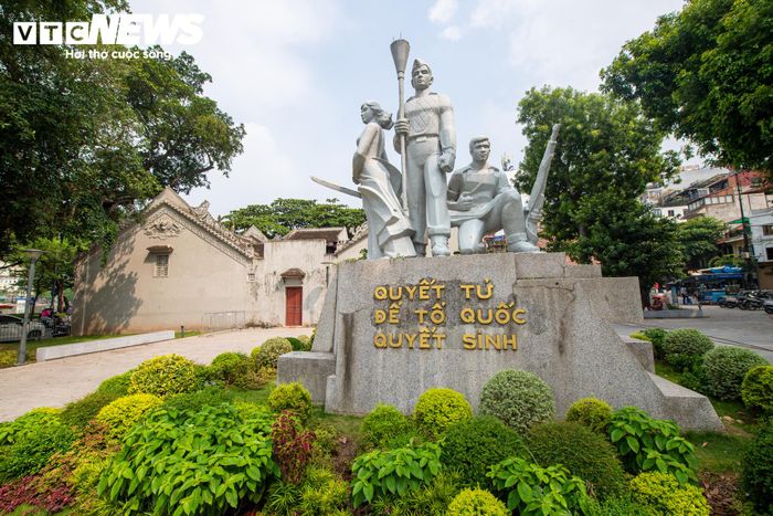 Bên cạnh đó, khu tượng đài “Quyết tử để Tổ quốc quyết sinh” tại khuôn viên di tích quốc gia đền Bà Kiệu dự kiến được di chuyển về Trung đoàn 692, Sư đoàn Bộ binh 301, Bộ Tư lệnh Thủ đô.