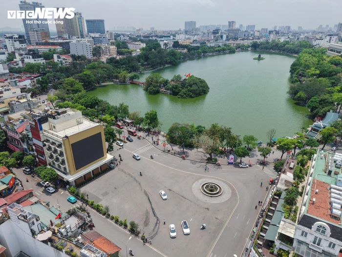 Khu vực hồ Hoàn Kiếm và vùng phụ cận rộng khoảng 65,89 ha đang được Hà Nội nghiên cứu chỉnh trang, tái thiết. Phạm vi này thuộc địa bàn các phường Hoàn Kiếm và Cửa Nam, bao gồm nhiều khu vực, công trình gắn với lịch sử, văn hóa và đời sống đô thị của Thủ đô.