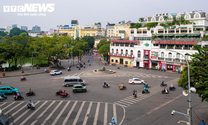 Tại phía Bắc hồ Hoàn Kiếm, quảng trường Đông Kinh Nghĩa Thục được nghiên cứu mở rộng, tăng kết nối với hồ và không gian công viên, quảng trường phía Đông. Một công trình biểu tượng mang tên “Khải hoàn môn” cũng được đề xuất nghiên cứu tại khu vực này, lấy cảm hứng từ hình ảnh đôi cánh chim hạc vươn lên.