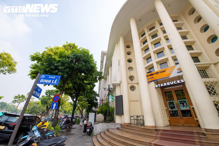 Tại phía Đông Nam hồ, phương án nghiên cứu bố trí các không gian thương mại nhỏ kết hợp cà phê, ki-ốt; đồng thời nhấn mạnh trục Tràng Tiền kết nối hồ Hoàn Kiếm với Nhà hát Lớn. Tuyến Nguyễn Khắc Cần và ngõ Tràng Tiền được nghiên cứu tổ chức thành không gian đi bộ.