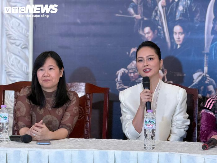 Bà Ngô Thị Bích Hạnh (trái) và diễn viên Đỗ Thị Hải Yến nói về quá trình tái hiện lịch sử trong phim.