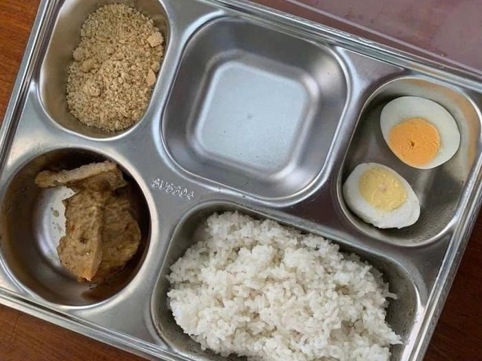 Suất cơm bán trú “lèo tèo” của học sinh trường Tiểu học số 1 Ba Đồn (Quảng Trị) từng khiến dư luận xôn xao vào tháng 10/2025.
