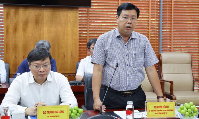 Bộ trưởng Bộ Nội vụ Nguyễn Tiến Hải nêu ý kiến tại buổi làm việc. (Ảnh: chinhphu.vn)