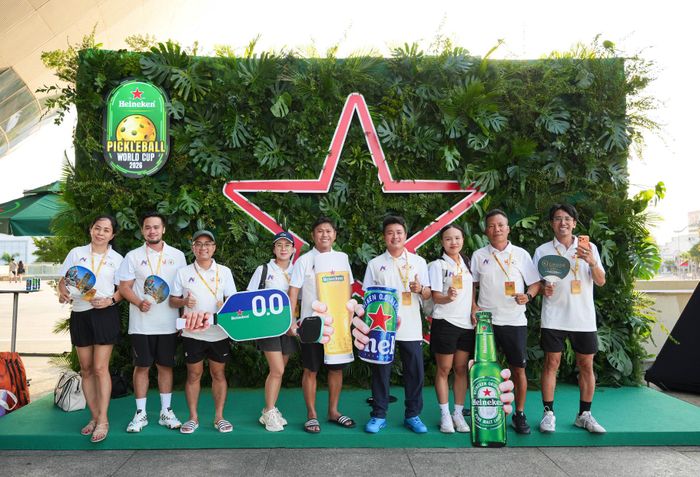 Các vận động viên và người hâm mộ cùng cheers mừng những khoảnh khắc đáng nhớ của trận chung kết với Heineken® 0.0 êm mượt sảng khoái, 0,0% độ cồn. 