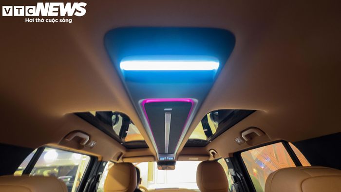 Trần xe là cửa sổ trời dạng kính được chia đôi bằng dải đèn LED trang trí.