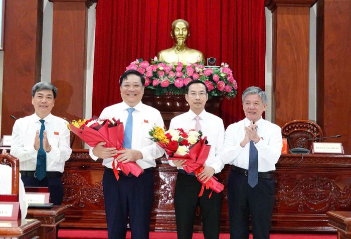 Ông Ngô Chí Cường, Bí thư Tỉnh ủy, Chủ tịch HĐND tỉnh Đồng Tháp (bìa phải) tặng hoa chúc mừng ông Nguyễn Thanh Nhàn giữ chức vụ Chủ tịch UBND tỉnh Đồng Tháp và ông Phạm Thành Ngại giữ chức Phó Tổng Thanh tra Chính phủ. (Ảnh: Nguyệt Ánh)