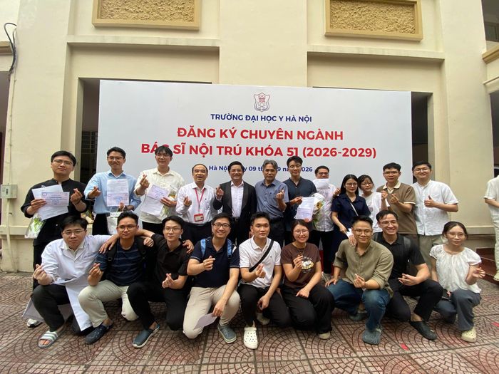 Các thầy chúc mừng các tân bác sĩ nội trú 2026 chọn Sản phụ khoa.