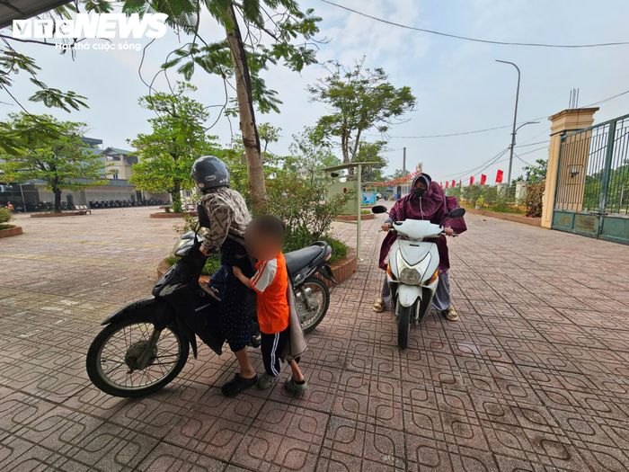 Nhiều phụ huynh vội vã đưa con trở lại trường học buổi chiều rồi nhanh chóng quay lại nơi làm việc, một số gia đình chuẩn bị sẵn sữa và đồ ăn nhẹ cho con trong thời gian nhà trường tạm dừng bán trú.
