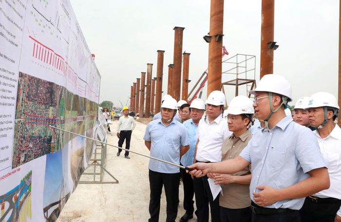 Phó Chủ tịch UBND TP Hà Nội Bùi Duy Cường tại buổi kiểm tra hiện trường thi công các dự án.