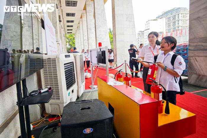 Tại khu vực vòi phun nước, học sinh được hướng dẫn cách cầm vòi, giữ hướng phun và xử lý tình huống cháy mô phỏng. 