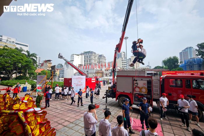 Ngay từ sớm, hành lang Cung Việt Xô đã đông kín học sinh. Từng nhóm xếp hàng chờ đến lượt bước vào các khu vực trải nghiệm.