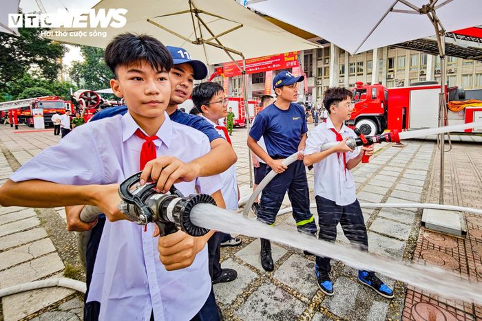 Minh Đức, học sinh Trường THCS Hoàn Kiếm, cho biết trước đây em chủ yếu thấy các chiến sĩ PCCC trên tivi. Sau khi trực tiếp cầm vòi phun, Đức hiểu hơn về công việc của lực lượng chữa cháy và nhận ra khi xảy ra sự cố cần bình tĩnh, làm theo hướng dẫn để bảo đảm an toàn.