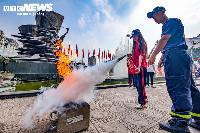 Với nhiều học sinh, đây là lần đầu các em được trực tiếp sử dụng thiết bị chữa cháy trong một tình huống giả định.