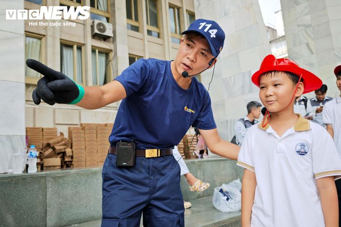 Đức Anh cho biết mô hình giúp em hình dung rõ hơn cách xử lý khi xảy ra cháy. Theo em, chữa cháy đòi hỏi thao tác nhanh nhưng phải chính xác. “Việc được thực hành trên hệ thống mô phỏng giúp chúng em dễ tiếp cận hơn với kỹ năng này”, Đức Anh chia sẻ.