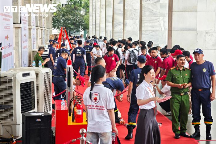 Bên cạnh khu vực trưng bày, ban tổ chức bố trí nhiều hoạt động trải nghiệm thực tế dành cho người dân và học sinh. Tại đây, các em được trực tiếp làm quen với một số kỹ năng chữa cháy, cứu nạn, cứu hộ dưới sự hướng dẫn của lực lượng Cảnh sát PCCC&CNCH Công an TP Hà Nội.