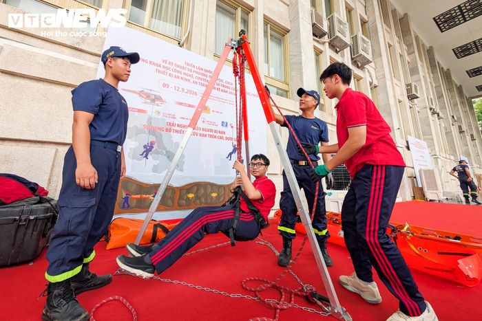 Rời khu vực chữa cháy, học sinh tiếp tục trải nghiệm các thiết bị phục vụ cứu nạn, cứu hộ. Một số em tự mặc đai an toàn, thử cảm giác được treo trên giá đỡ ba chân chuyên dụng, mô phỏng phương án cứu người dưới giếng sâu hoặc tại những không gian hẹp.