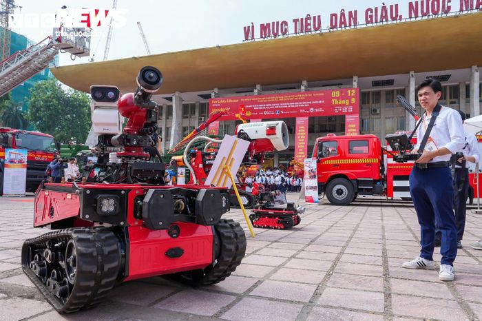 Trong khu vực giới thiệu công nghệ, nhiều học sinh dừng lại quan sát và tương tác với robot PCCC. Các thiết bị này được giới thiệu với khả năng hỗ trợ lực lượng chức năng tiếp cận những khu vực có nhiệt độ cao, nhiều khói hoặc tiềm ẩn nguy hiểm.