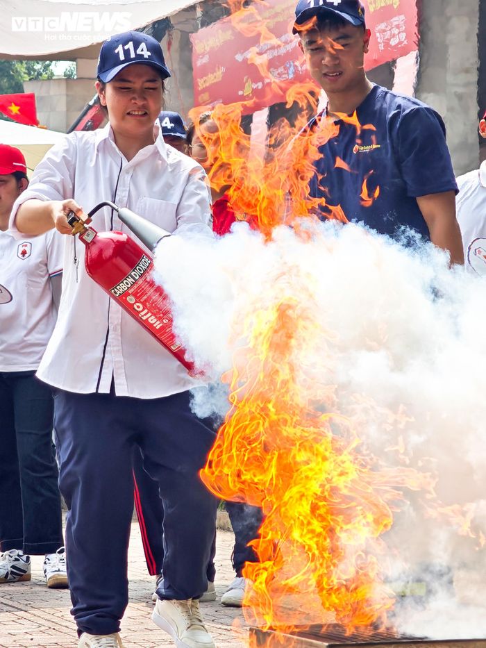 Sau phần hướng dẫn, từng em lần lượt trực tiếp thực hành dưới sự giám sát của chiến sĩ PCCC.