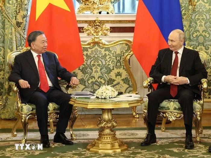 Tổng Bí thư, Chủ tịch nước Tô Lâm gặp hẹp với Tổng thống Liên bang Nga Vladimir Putin. (Ảnh: Thống Nhất/TTXVN)