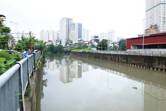 Cửa dẫn nước sông Nhuệ vào kênh La Khê đã thông thoáng, giúp vận hành hiệu quả Trạm bơm tiêu Yên Nghĩa. Ảnh: Kim Nhuệ